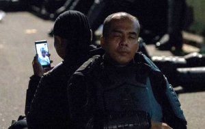 Fotonya Sedang Video Call Anak Viral, Anggota Brimob Ini Ditawari Liburan ke Bali Gratis Sekeluarga