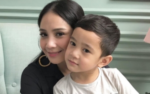  Nagita Slavina Peluk Erat Rafathar, Bagian Perut Disorot Lagi-lagi Bikin Curiga Hamil