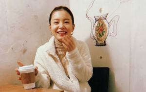  Lee Hi Elegan Bermandikan Glitter Emas Di Teaser Video Comeback 'No One'