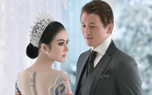  Reino Barack Mesra Ketahuan Elus Perut Syahrini, Isyaratkan Istri Sedang Isi?