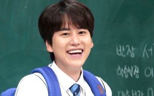 Kyuhyun Tetap Profesional Lanjutkan Tarian Meski Celananya Robek di 'Ask Us Anything'