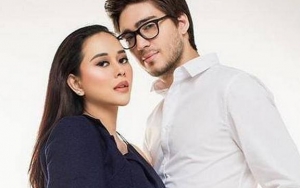 Kecuali Ular, Aura Kasih Tetap Pelihara Monyet Dan Anjing Saat Hamil Besar