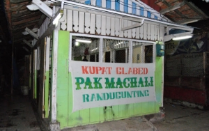  Cicipi Juga Kupat Glabed Pak Machali Yang Gurih