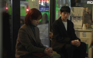 Han Ji Min dan Jung Hae In Terjebak dalam Suasana yang Kaku di Foto Adegan 'One Spring Night'