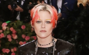 Kristen Stewart Tampil Tanpa Alis di Fashion Show Chanel, Masih Cantik?
