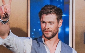 Chris Hemsworth Pose di Pantai Bareng Penari Bali
