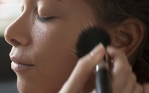 Coba Foundation di Bawah Cahaya Natural Seperti Matahari