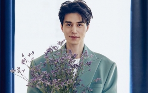 Lee Dong Wook Dijuluki Malaikat Tak Bersayap Usai Pose Super Ganteng di Taman Bunga