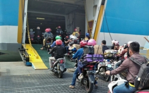 Istri dan Anak Pemudik ini Jatuh ke Laut Akibat Motor Tersangkut Tali Kapal