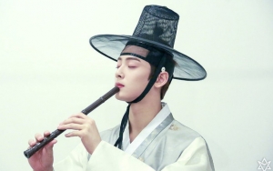 Cha Eunwoo Pamer Foto Adegan Romantis di Drama Baru, Fans Cemburu Berjamaah