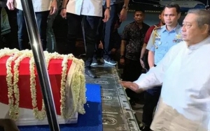  Makam Ani Yudhoyono Berdekatan Ainun Habibie, Presiden Jokowi Pimpin Prosesi Pemakaman
