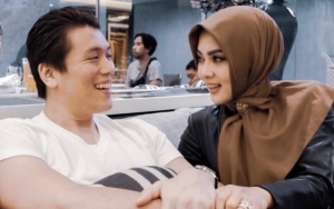 Syahrini 'Istri Solehah' Telaten Kancingkan Baju Suami, Ekspresi Reino Barack Jadi Sorotan