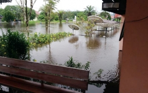 Miris, Warga Kapuas Hulu Kalbar Harus Naik Perahu untuk Salat Id Karena Banjir yang Menerjang