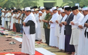 Viral Pria Salat Idul Fitri di Dalam Bilik ATM, Netter: Ngadem Biar Lebih Khusyuk