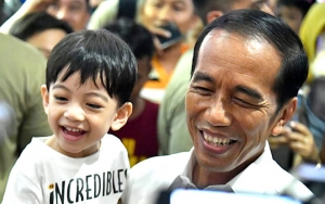 Aksi Lucu Jan Ethes Cucu Jokowi Jawab Pertanyaan Wartawan, Netter: Bikin Suasana Politik Adem