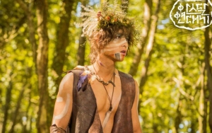 Song Joong Ki Melongo Pertama Kali Masuk Peradaban di Foto Adegan 'Arthdal Chronicles'