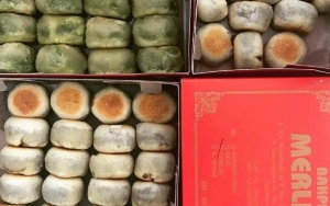 Bakpia Merlino dengan Kemasan Merah Menyala