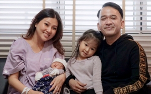 Thalia Putri Ruben Onsu Gendong Sang Adik, Bayi Sarwendah Sadar Kamera Bikin Gemas