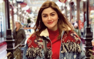 Hilda Vitria Cuci Kaki Ibunda Saat Idul Fitri, Foto Cantik Cetar Bareng Sang Kakek Curi Perhatian