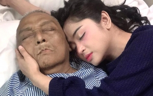 Beredar Video Dewi Persik Elus Wajah Jenazah Sang Ayah, Netter Ikut Mewek