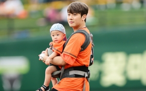 Minhwan F.T. Island Minta Maaf Usai Dihujat Gara-Gara Gendong Bayi Sambil Lempar Bola