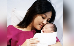 Sarwendah Pose Bareng Buah Hati Kedua, Bola Mata Sang Bayi Warna Hitam Jelaga Curi Perhatian