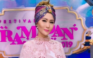 Inul Daratista 'Bunuh' Waktu Dengan Praktik Bikin Kue, Plat Nomor Cantik Mobil Disorot