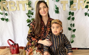  Lucunya Anak Kedua Nia Ramadhani Gulung-Gulung Minta Permen Bikin Gemas