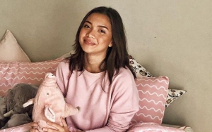 Dihujat Nyinyirin Bayi Mewek, Angela Gilsha Mendadak Islami Curhat Istigfar Meski Non Muslim