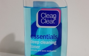 Clean N Clear Essentials Deep Cleaning Toner yang Bekerja Sampai ke Pori-Pori