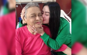 Dewi Persik Duduk di Tempat Mendiang Ayah Biasa Istirahat, Tatapan Kosong Bikin Mewek