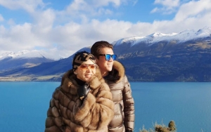 Syahrini-Reino Pakai Bulu-Bulu Manja Nyosor Ciuman, Caption Liburan 'Plagiat' Luna Maya?