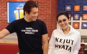 Syahrini Kegirangan Liburan ke Bora-Bora, Tangan Tutupi Perut Buncit Bikin Curiga Sedang Hamil