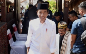  Jokowi Kembali Bagi-Bagi Sepeda Usai Dilarang Saat Kampanye Pilpres