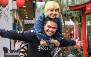 Reza SMASH Dikaruniai Bayi Bule Tampan, Baju Istri Kayak Habis Ngemal dan Punggung Anak Disorot