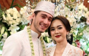Bayi Aura Kasih 'Sadar Kamera' Pose Cantik, Manisnya Suami Begadang Demi Sang Putri