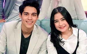 Prilly Latuconsina dan Maxime Gandengan Mesra di Bandara, Netter Malah Curiga Liburan Cuma Berdua