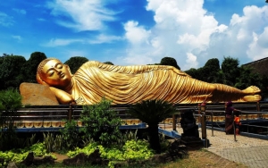 Patung Buddha Tidur Mojokerto yang Mirip Banget dengan yang Ada di Thailand