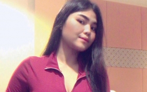 Kemeja Rosa Meldianti 'Melorot' Dikira Tak Pakai Kutang, Gaya Pede Jualan Skill Bikin Ngakak