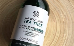 The Body Shop Tea Tree Skin Clearing Body Wash, Sabun Harian yang Bisa Atasi Jerawat Punggung