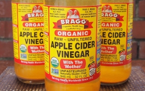 Gunakan Bragg Apple Cider Vinegar Secara Rutin Untuk Mengatasi Jerawat di Area Punggung