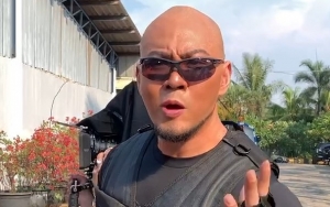Siap Masuk Islam, Deddy Corbuzier Pamer Momen Langka Puji 'Asisten' Berhijab Setinggi Langit