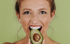 Vitamin E yang Terkandung di Buah Alpukat Ampuh Atasi Jerawat Loh!