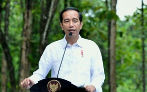 Ngaku Tak Pernah Rayakan Ulang Tahun, Ini Reaksi Lucu Jokowi Saat Diberi Kue dan Diminta Tiup Lilin