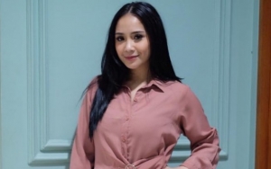 Lanjut Liburan ke Bali, Harga Sandal Nagita Slavina Saat Main di Pantai Ternyata 'Cuma' Segini
