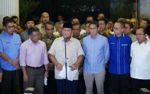 Meski Kalah di MK, Prabowo-Sandiaga dan Tim Hukum 02 Foto Bareng Pamer Senyum Merekah