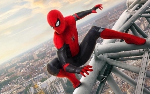 Tom Holland Ternyata Minum Lewat 'Mata' Saat Pakai Kostum Spider-Man