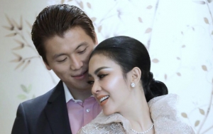 Luna Maya Malu Umbar Ibadah, Syahrini 'Norak' Sholat Pakai Mukena Scarf 50 Juta di Jet Pribadi