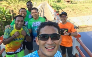 Tak Bakal Hadir Penetapan Pemenang Pilpres, Sandiaga Asyik Jalan-Jalan hingga Nyemplung Sawah