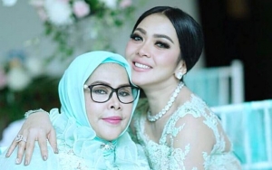 Food Vlogger Review Peyek Ibu Syahrini, Kritik Harga Hingga Beber Rasa 'Istimewa'
